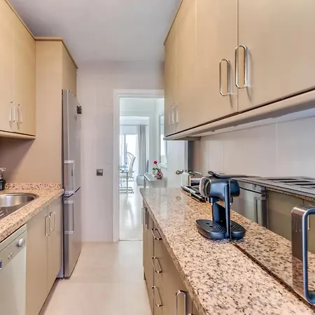 Spacious 3br Walk To & Old Town شقة