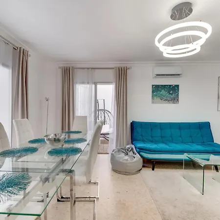 Spacious 3br Walk To & Old Town شقة *