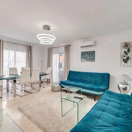 Spacious 3br Walk To & Old Town شقة