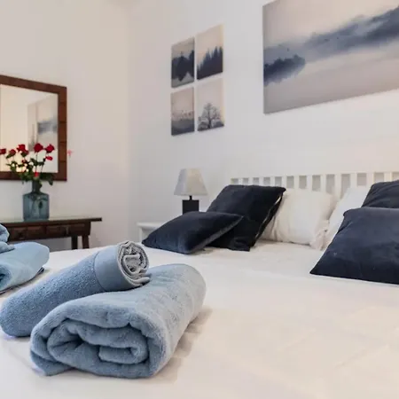 Spacious 3br Walk To & Old Town شقة *